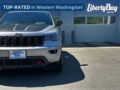 Used 2017 Jeep Grand Cherokee Trailhawk w/ Trailhawk Luxury Group AWD/4WD image 2