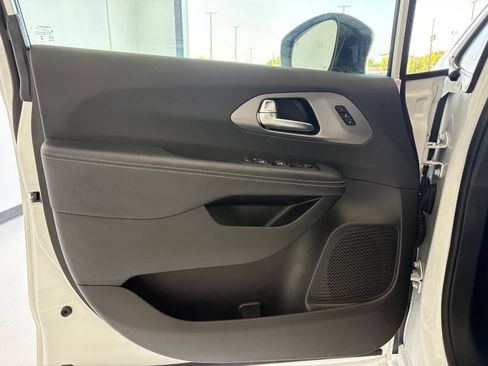 Used 2025 Chrysler Pacifica Select FWD image 27