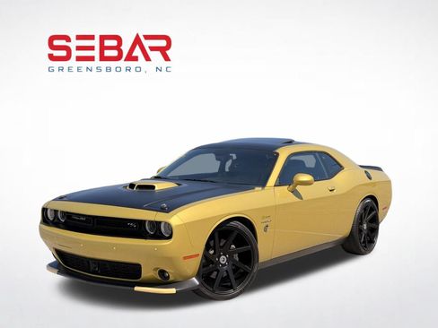 Used 2020 Dodge Challenger R/T RWD image 1