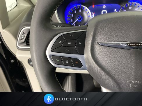 Used 2024 Chrysler Pacifica Touring-L image 22