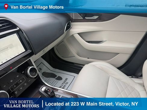 Used 2020 Jaguar XE S image 24