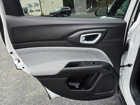 Used 2024 Jeep Compass Latitude image 8