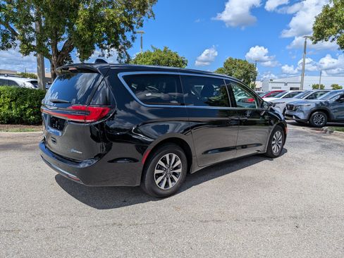 Used 2024 Chrysler Pacifica Limited FWD image 4