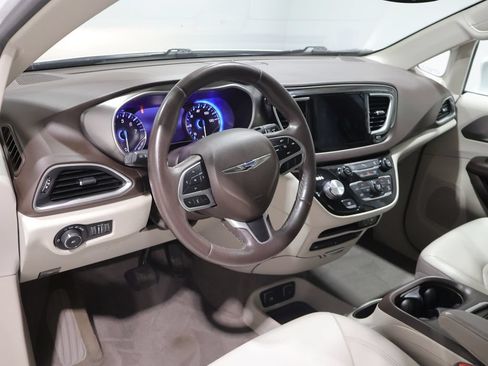 Used 2018 Chrysler Pacifica Touring-L Plus FWD image 15