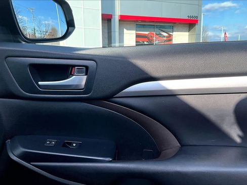 Used 2018 Toyota Highlander XLE w/ Protection Package #3 image 23