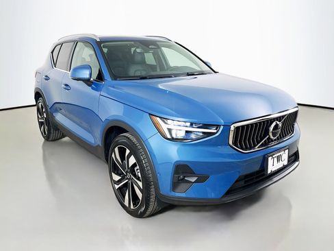Used 2025 Volvo XC40 B5 Ultra w/ Climate Package AWD/4WD image 3