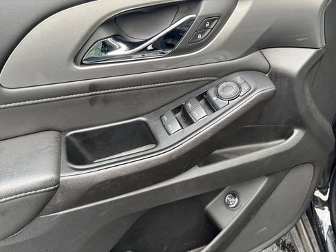 Used 2023 Chevrolet Traverse LT image 16