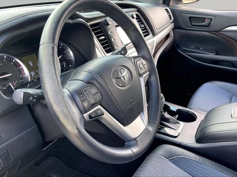 Used 2015 Toyota Highlander Plus FWD image 18