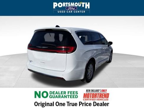 Used 2024 Chrysler Pacifica Touring-L image 29