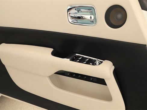 Used 2015 Rolls-Royce Wraith image 20