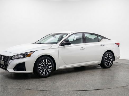 Used 2025 Nissan Altima 2.5 SV FWD image 3