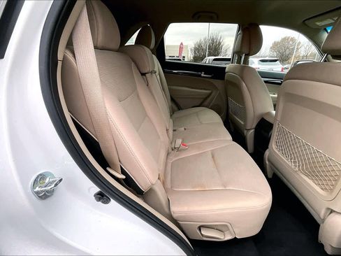 Used 2015 Kia Sorento LX image 19