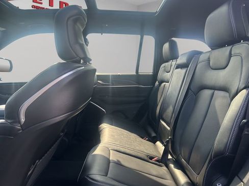 Used 2023 Jeep Grand Cherokee Overland w/ Luxury Tech Group IV AWD/4WD image 18