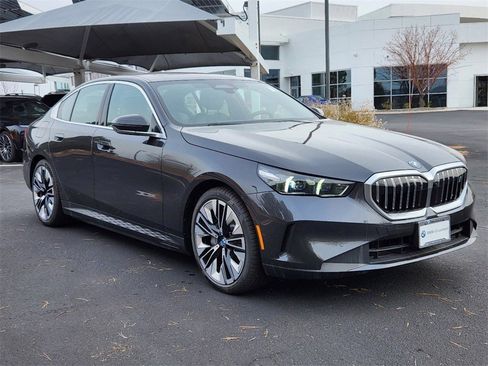 Used 2025 BMW i5 eDrive40i w/ Premium Package image 5