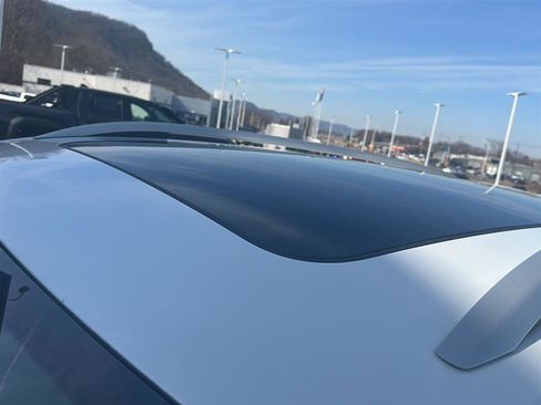 Used 2022 Volkswagen Atlas SEL Premium image 2