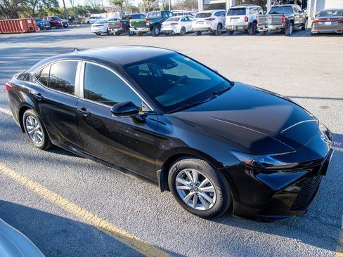 Used 2025 Toyota Camry LE image 6