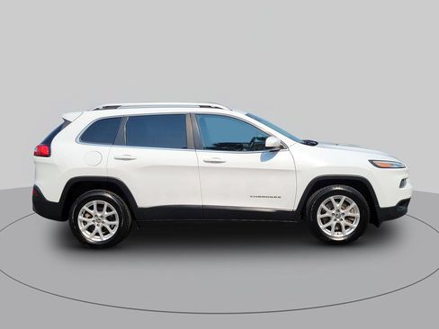 Used 2018 Jeep Cherokee Latitude FWD image 2