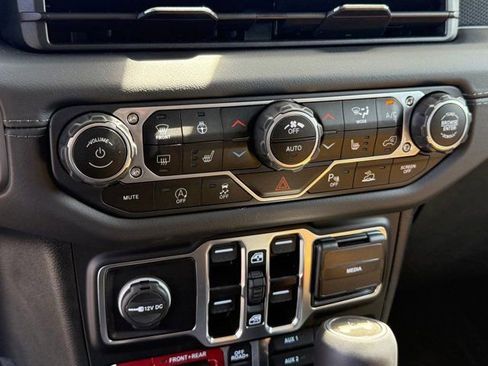 New 2024 Jeep Wrangler Unlimited Rubicon w/ Technology Group image 25