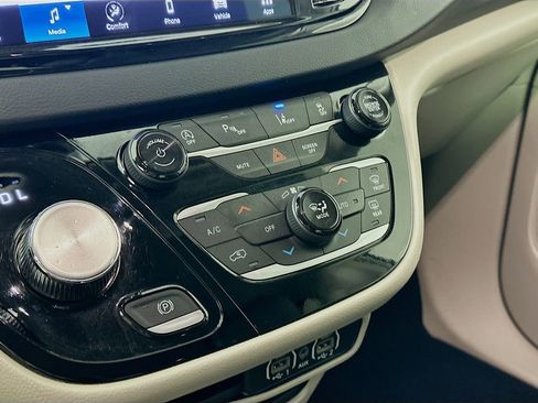Certified 2024 Chrysler Pacifica Touring-L image 24