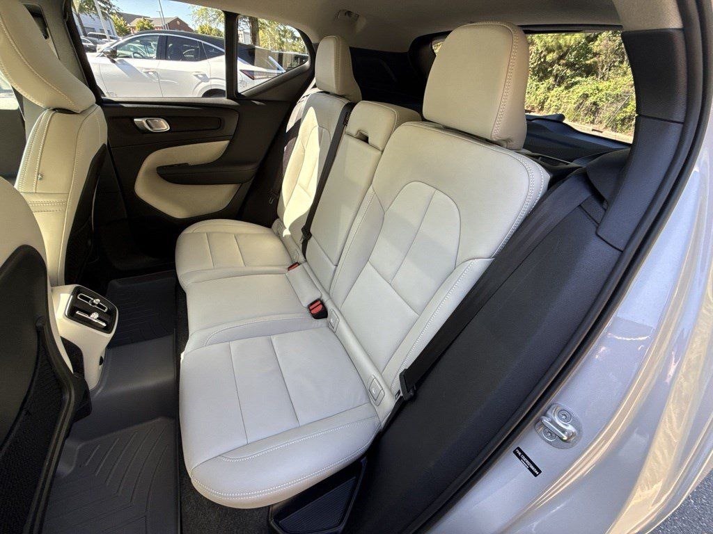 Used 2025 Volvo XC40 B5 Plus AWD/4WD image 26