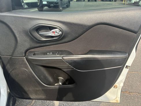 Used 2017 Jeep Cherokee Sport FWD image 31