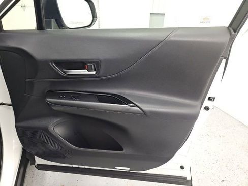 Certified 2021 Toyota Venza LE image 35