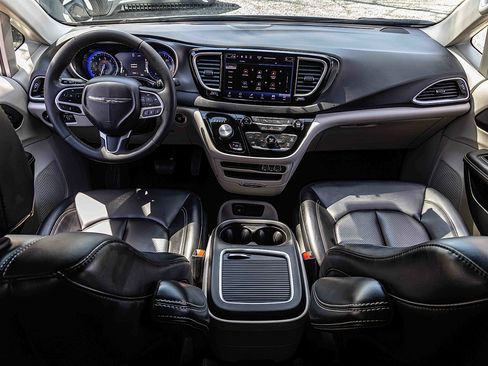 Used 2023 Chrysler Pacifica Touring-L FWD image 20