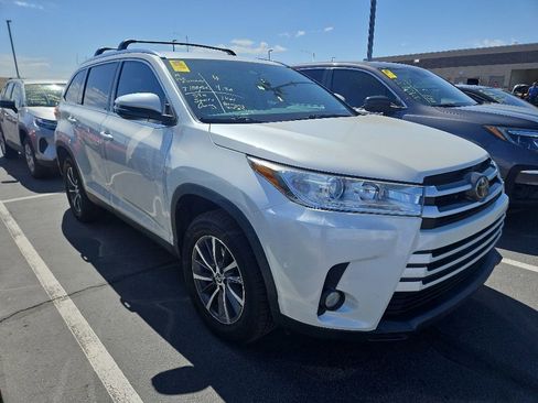 Used 2019 Toyota Highlander XLE FWD image 4