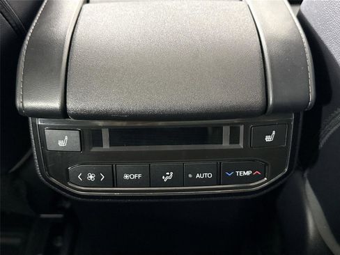 Used 2023 Toyota Highlander Platinum FWD image 38