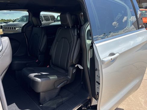 New 2026 Chrysler Voyager LX image 17