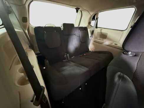 Used 2019 Dodge Grand Caravan SE w/ UConnect Hands-Free Group image 27