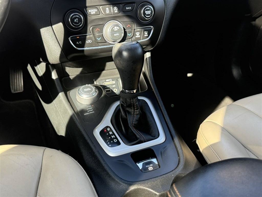 Used 2017 Jeep Cherokee Limited AWD/4WD image 20