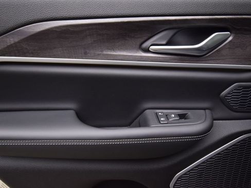 New 2025 Jeep Grand Cherokee Limited 4xe image 24