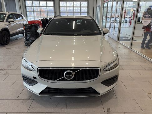 Used 2020 Volvo V60 T5 Momentum image 2