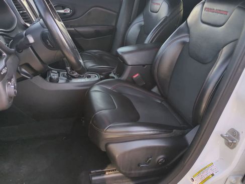 Used 2019 Jeep Cherokee Trailhawk w/ Cold Weather Group AWD/4WD image 15