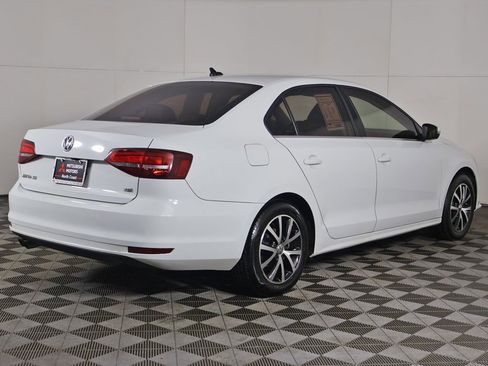 Used 2017 Volkswagen Jetta SE image 9