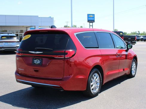 Used 2025 Chrysler Pacifica Select FWD image 9