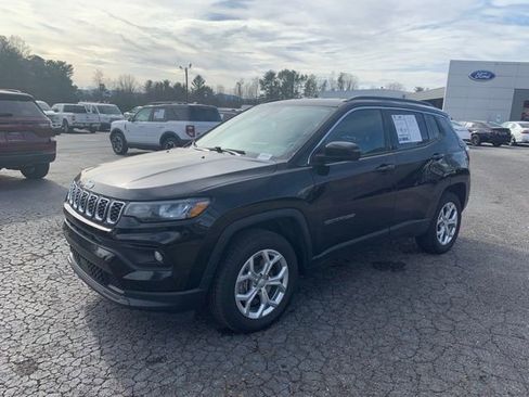 Used 2024 Jeep Compass Latitude image 4