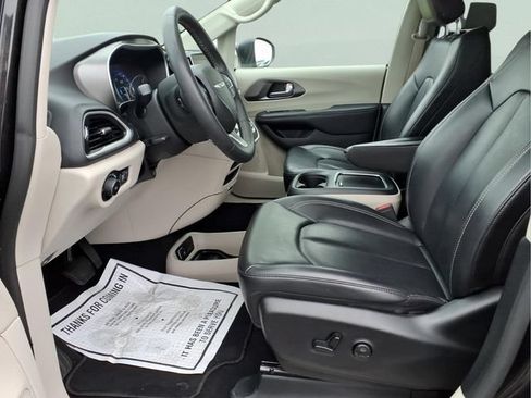 Used 2023 Chrysler Pacifica Touring-L FWD image 19