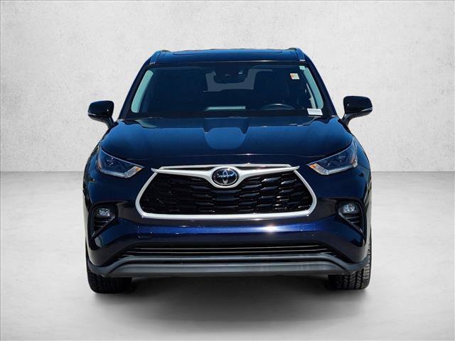 Used 2021 Toyota Highlander XLE FWD image 2