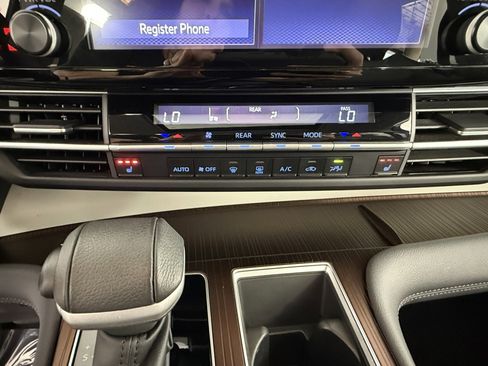 Used 2022 Toyota Sienna XLE image 19