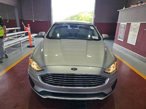Used 2019 Ford Fusion SE FWD image 2