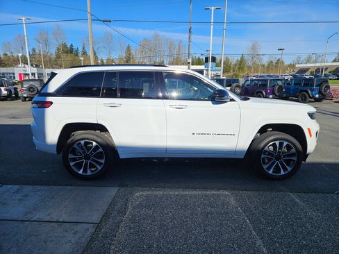 Used 2023 Jeep Grand Cherokee Overland w/ Luxury Tech Group IV AWD/4WD image 6