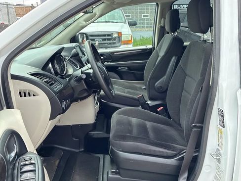 Used 2019 Dodge Grand Caravan SE FWD image 2