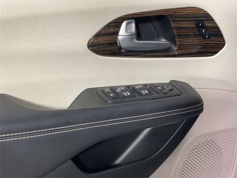 Used 2024 Chrysler Pacifica Limited image 30