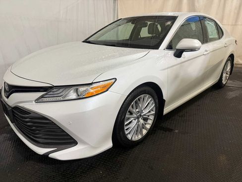 Certified 2018 Toyota Camry XLE image 6