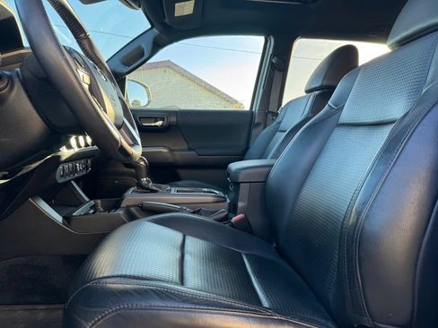 Used 2019 Toyota Tacoma TRD Sport AWD/4WD image 4