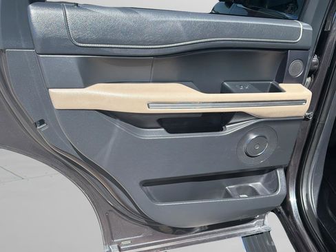 Used 2023 Ford Expedition Limited image 12