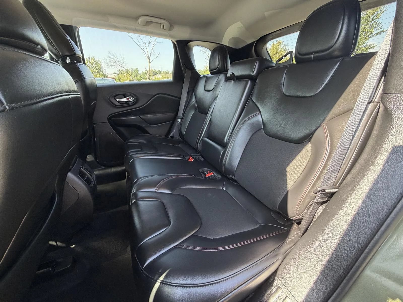 Used 2020 Jeep Cherokee Trailhawk w/ Comfort/Convenience Group AWD/4WD image 15