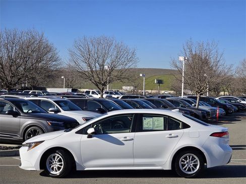 Used 2022 Toyota Corolla LE image 3